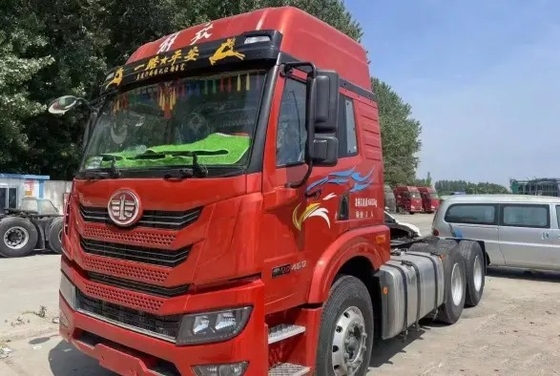 Rimorchio del box per cavalli di seconda mano 2021 anni di colore rosso 6 × 4 Modalità di azionamento Il motore 460hp Weichai ha utilizzato il camion del trattore FAW