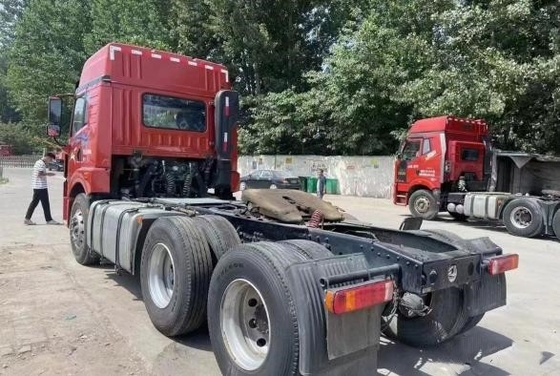 Rimorchio del box per cavalli di seconda mano 2021 anni di colore rosso 6 × 4 Modalità di azionamento Il motore 460hp Weichai ha utilizzato il camion del trattore FAW