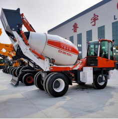 Il motore utilizzato 9000kg di Yuchai della betoniera pone freno il peso 6 metri di camion mescolantesi di carico di auto nuovissimo
