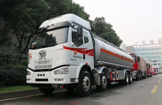 FAW 8*4 Fuel Tanker Truck JM6 Modello Serbatoi di stoccaggio di olio usato 31,5 Cubic 280hp LHD