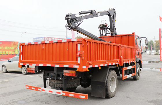 Cran Truck montato Peso di sollevamento 4 tonnellate Dayun 4 * 2 Single e mezzo cabina afferrare legno 200hp