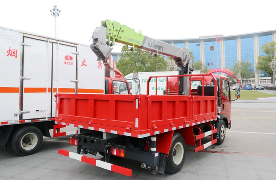 Piccolo camion montato gru sollevamento 4 tonnellate 8 velocità trasmissione manuale Howo 4 * 2 modalità di guida