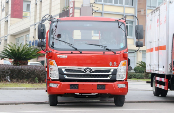 Piccolo camion montato gru sollevamento 4 tonnellate 8 velocità trasmissione manuale Howo 4 * 2 modalità di guida