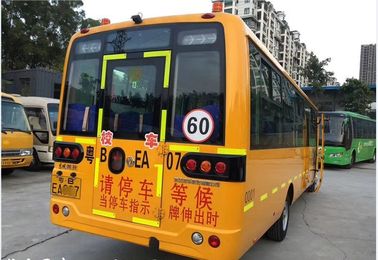 Vecchio scuolabus giallo di DONGFENG, grande modello usato del bus LHD della vettura con 56 sedili