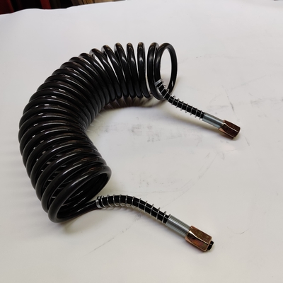 Arrotolato annaffii il tubo flessibile a spirale nero dell'unità di elaborazione del cavo dei sette centri con il connettore del ferro per il rimorchio del camion