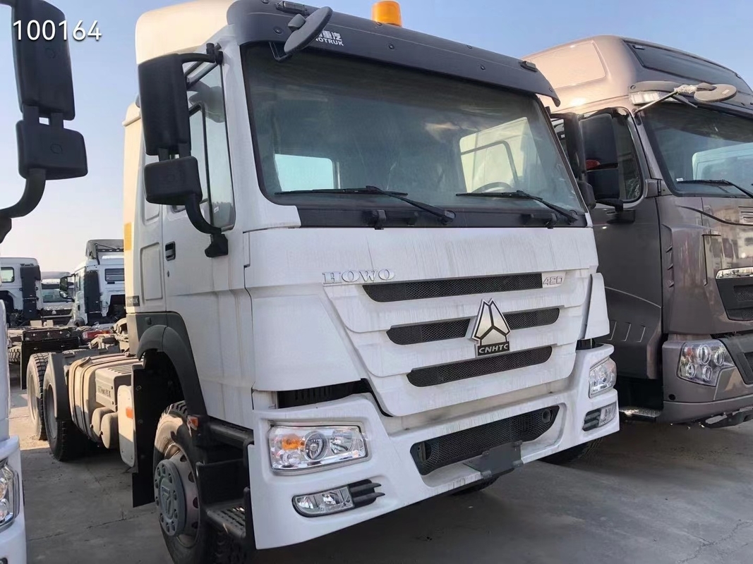 La direzione sinistra usata dei camion 6*4 371hp di Howo ha utilizzato camion delle unità del trattore il cino