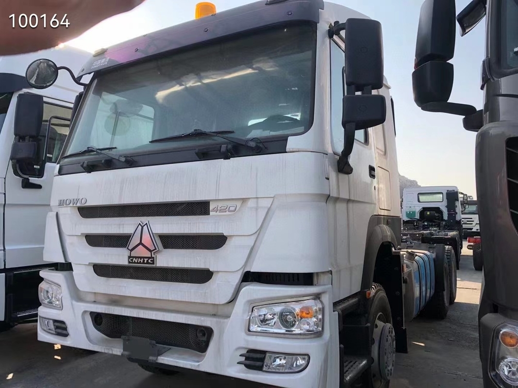 La direzione sinistra usata dei camion 6*4 371hp di Howo ha utilizzato camion delle unità del trattore il cino