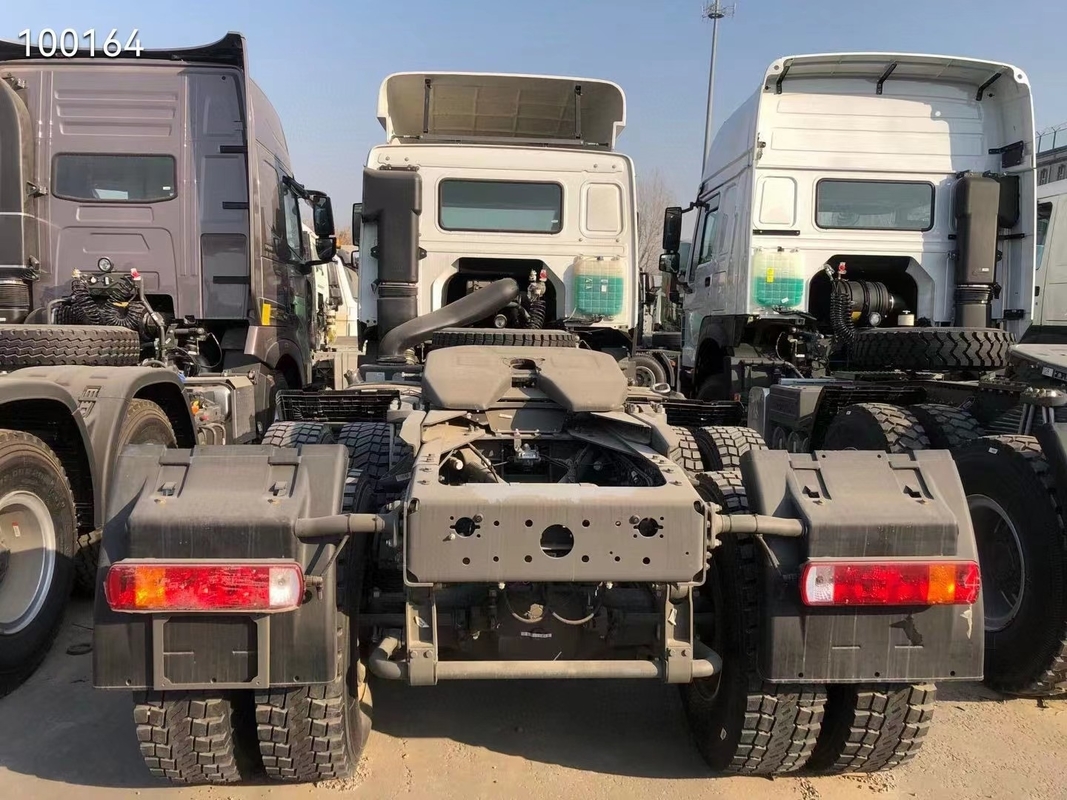 La direzione sinistra usata dei camion 6*4 371hp di Howo ha utilizzato camion delle unità del trattore il cino