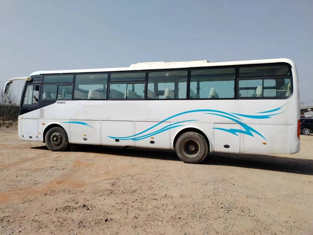 Il colore bianco delle doppie porte dei sedili del Microbus 43 della seconda mano ha utilizzato il motore del bus ZK6102D Yuchai di Yutong