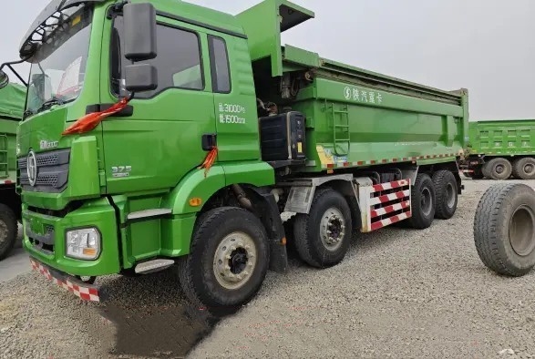 Autocarro con cassone ribaltabile capo utilizzato della mano SHACMAN di modo 375hp secondo dell'azionamento della cabina 8×4 delle gomme diesel dei camion 12