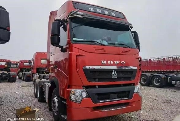 secondi rimorchi della mano 3 gomme di colore rosso 10 del rimorchio di trattore di modo 460hp HOWO dell'azionamento dei sedili 6×4