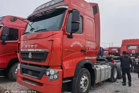 secondi rimorchi della mano 3 gomme di colore rosso 10 del rimorchio di trattore di modo 460hp HOWO dell'azionamento dei sedili 6×4