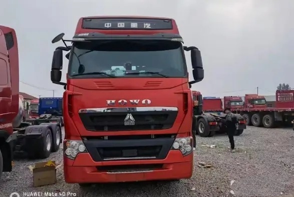 secondi rimorchi della mano 3 gomme di colore rosso 10 del rimorchio di trattore di modo 460hp HOWO dell'azionamento dei sedili 6×4