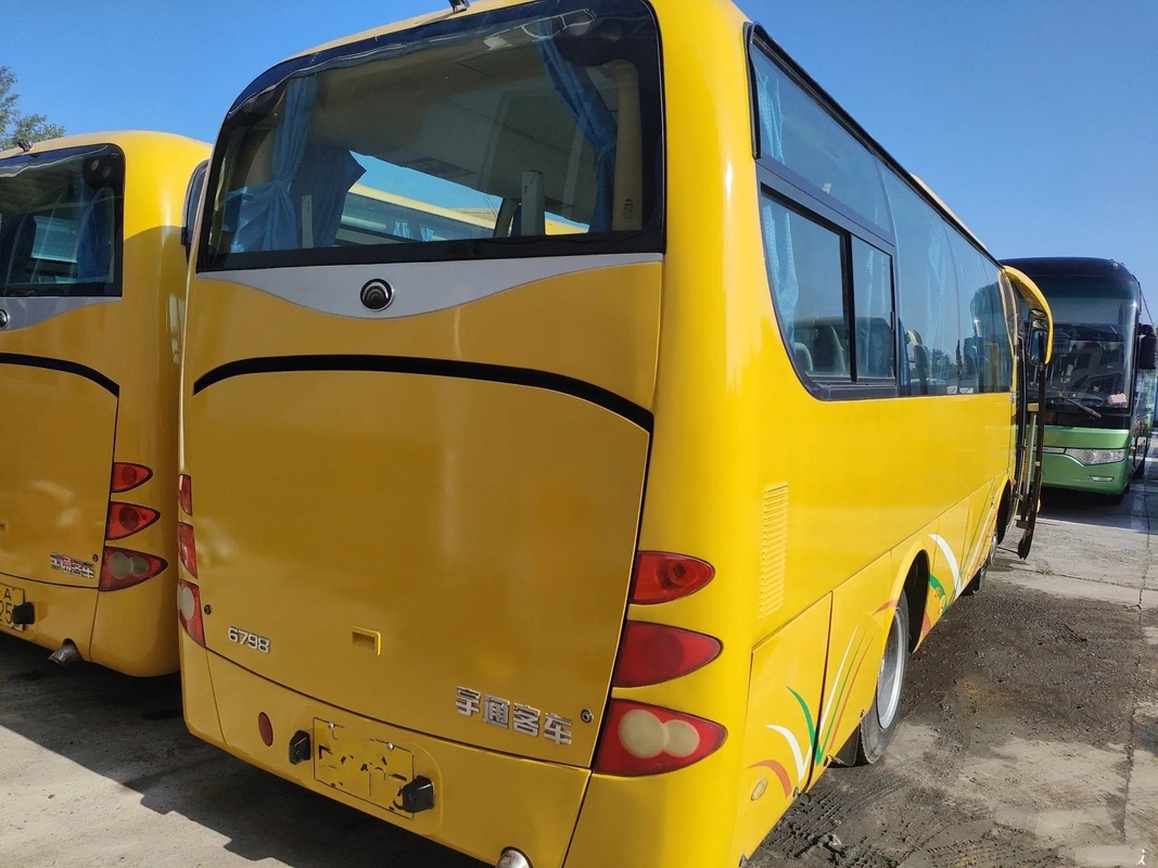 30 sedili hanno utilizzato la seconda mano gialla Yutong ZK6798 del motore di Yuchai di colore delle vetture di passeggero