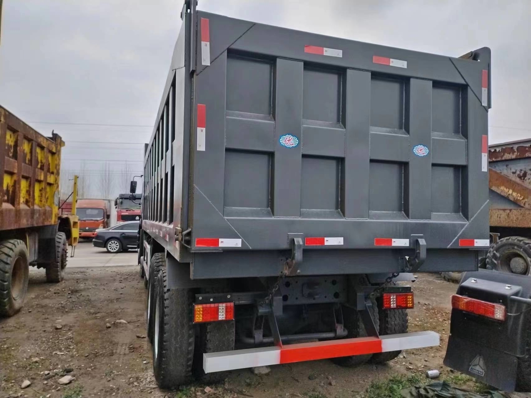 Carico nominale 15.5t della cabina del tetto piano di Tipper Trucks Black Color 371hp 8×4 HOWO ZZ3317 della seconda mano