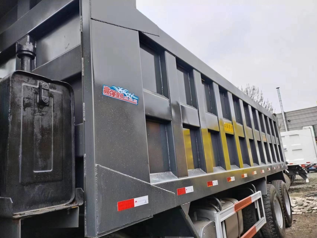 Carico nominale 15.5t della cabina del tetto piano di Tipper Trucks Black Color 371hp 8×4 HOWO ZZ3317 della seconda mano