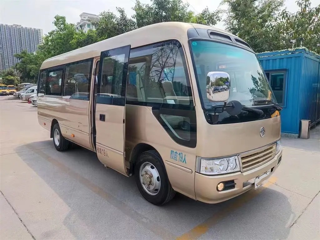 Seconda mano Mini Bus Front Engine 19 sedili Dragon Coaster External Swinging Door dorato XML6700