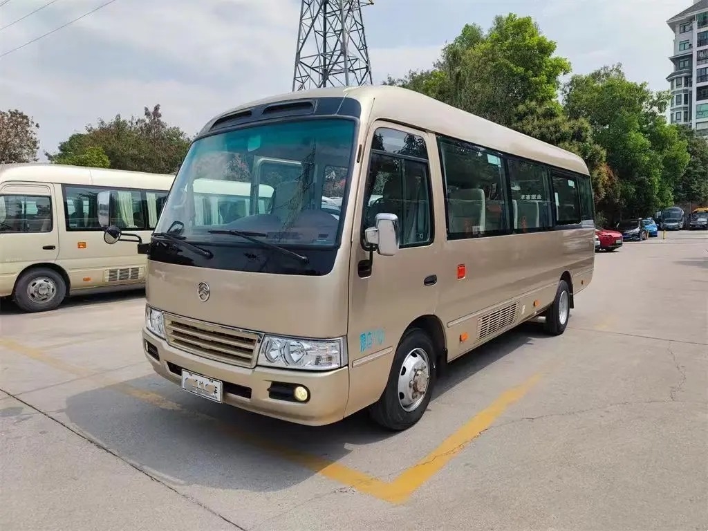 Seconda mano Mini Bus Front Engine 19 sedili Dragon Coaster External Swinging Door dorato XML6700