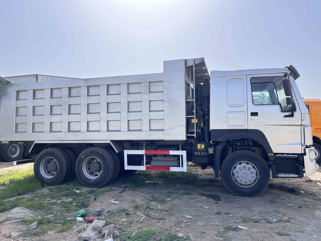 Howo usato trasporta 8 metri su autocarro di 380hp 6 dei cilindri di EURO III del motore diesel 10 autocarro con cassone ribaltabile delle ruote 6×4 Howo ZZ3257