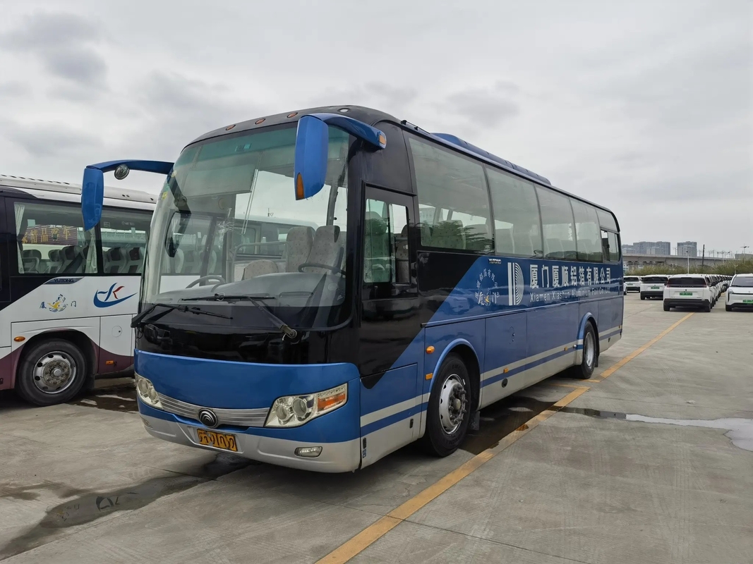 Compartimento di bagagli usato dei sedili del bus di navetta 45 grande 10,5 metri di Yuchai del motore della porta media di secondo della mano bus ZK6107 di Yutong