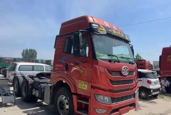 Rimorchio del box per cavalli di seconda mano 2021 anni di colore rosso 6 × 4 Modalità di azionamento Il motore 460hp Weichai ha utilizzato il camion del trattore FAW
