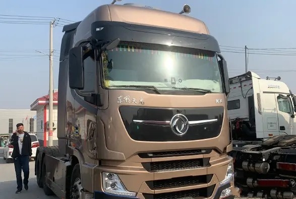 Modo usato LHD/RHD dell'azionamento della testa 6×4 del trattore di Dongfeng della mano di Cummins Engine 600hp secondo dei rimorchi di trattore