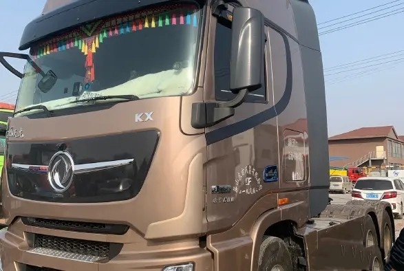 Modo usato LHD/RHD dell'azionamento della testa 6×4 del trattore di Dongfeng della mano di Cummins Engine 600hp secondo dei rimorchi di trattore