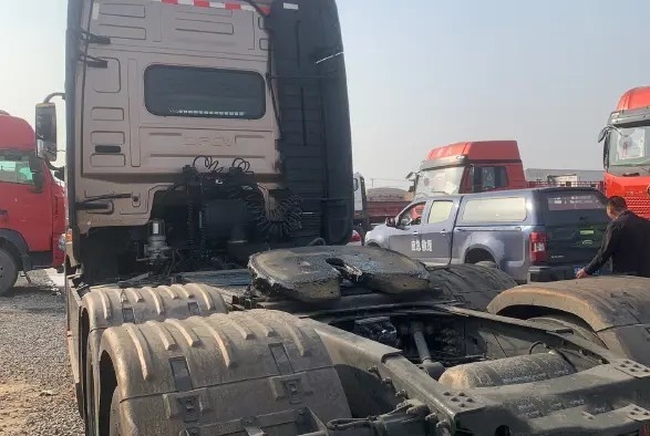 Modo usato LHD/RHD dell'azionamento della testa 6×4 del trattore di Dongfeng della mano di Cummins Engine 600hp secondo dei rimorchi di trattore