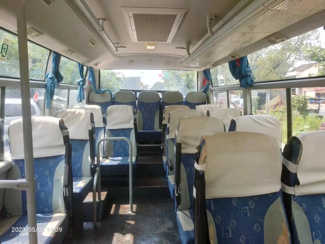 Colore bianco usato dei sedili della porta 19 di Floding dei furgoni della navetta 6 metri di Front Engine Wiht A/C secondo della mano di bus EQ6608 di Dongfeng