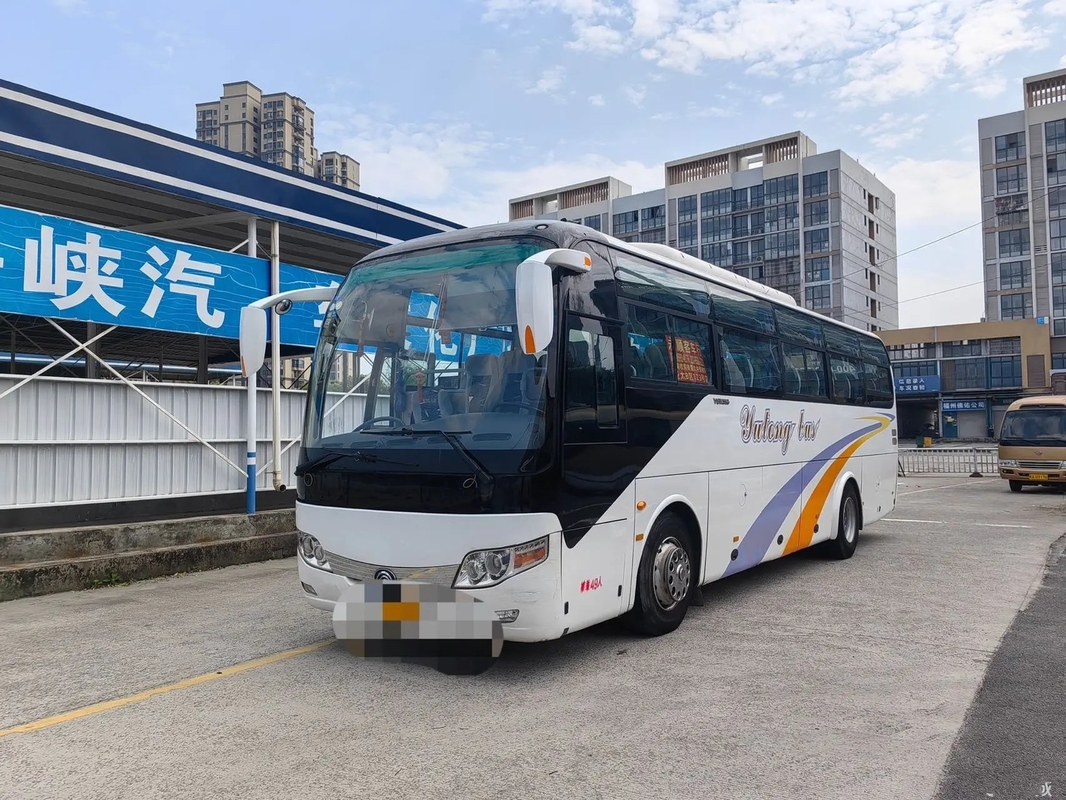 La vettura utilizzata Leaf Spring EURO IV del bus motore 245hp 10,5 di Yuchai di 49 sedili misura i secondi giovani con un contatore Tong Bus ZK6107 della mano