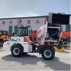 Il motore utilizzato 9000kg di Yuchai della betoniera pone freno il peso 6 metri di camion mescolantesi di carico di auto nuovissimo