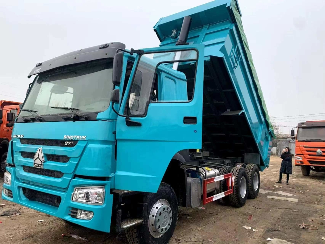 I camion che resistenti utilizzati il modo speciale dell'azionamento di colore 6×4 ha lasciato le 13 tonnellate destre caricano il trasporto della miniera del peso