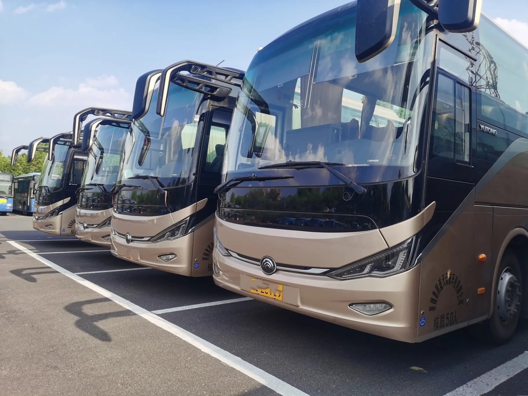 I bus di lusso utilizzati 50 mette la seconda mano a sedere Youngtong ZK6117 dell'erogatore dell'acqua di Champagne Color Middle Passenger Door