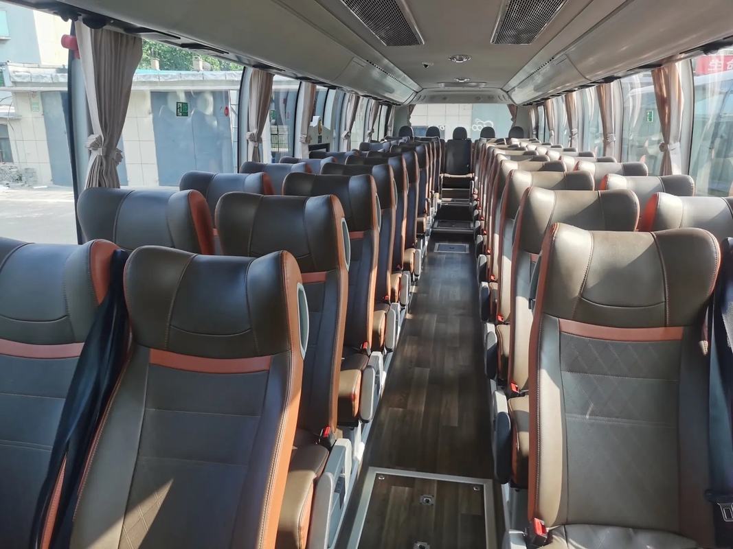 I bus di lusso utilizzati 50 mette la seconda mano a sedere Youngtong ZK6117 dell'erogatore dell'acqua di Champagne Color Middle Passenger Door