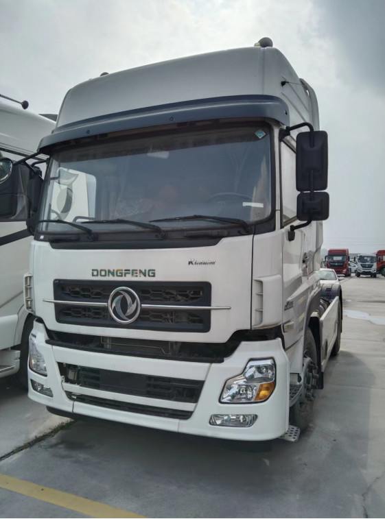 Trazione usata Massachussets di totale della testa 465hp del trattore di modo dell'azionamento dell'euro 5 DONGFNEG 4X2 dei camion del trattore 30 tonnellate di LHD