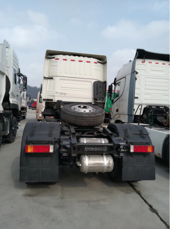 Trazione usata Massachussets di totale della testa 465hp del trattore di modo dell'azionamento dell'euro 5 DONGFNEG 4X2 dei camion del trattore 30 tonnellate di LHD