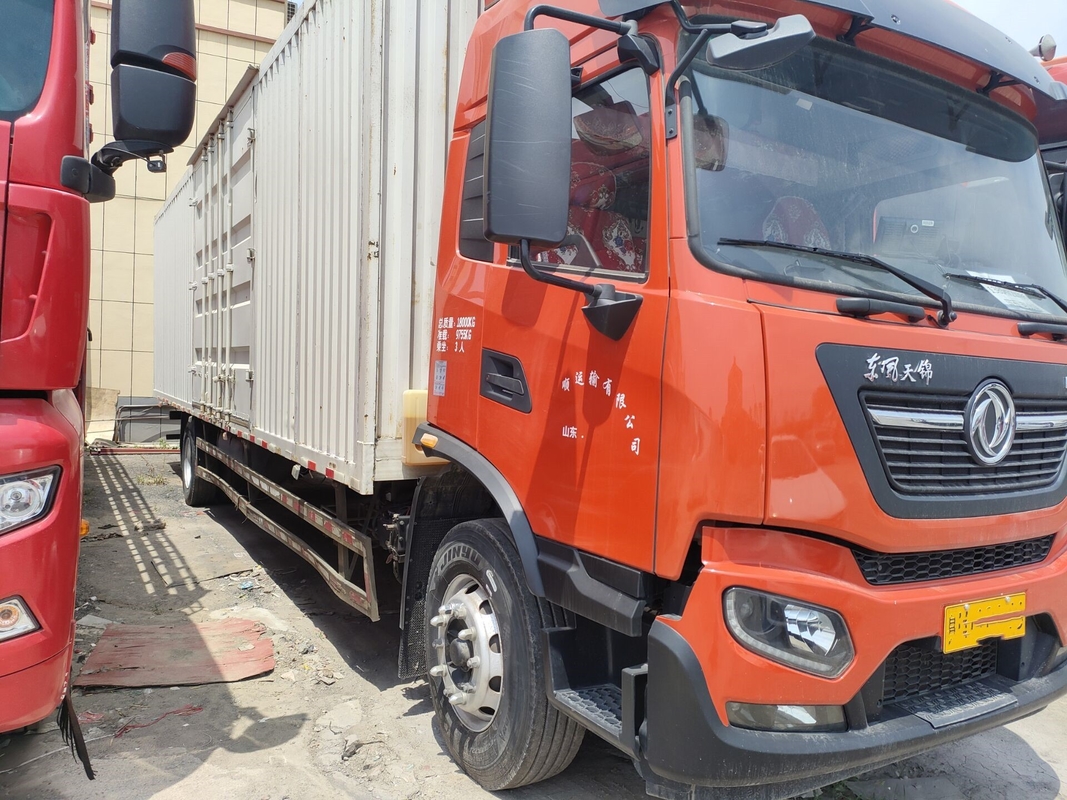 Camion utilizzati Cummins Engine del carico un cambio veloce da 245 cavalli vapore 10 metri di alta cabina di lunghezza Dongfeng Van Truck del tetto