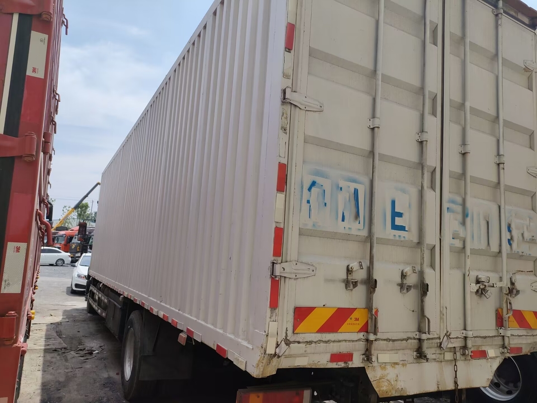 Camion utilizzati Cummins Engine del carico un cambio veloce da 245 cavalli vapore 10 metri di alta cabina di lunghezza Dongfeng Van Truck del tetto