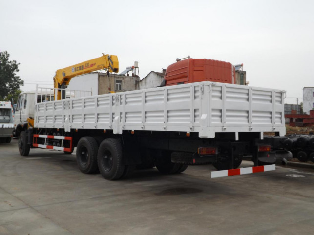 Cran di camion usato Dongfeng 6*4 modalità di guida carico massimo della gru 10 tonnellate Euro 3
