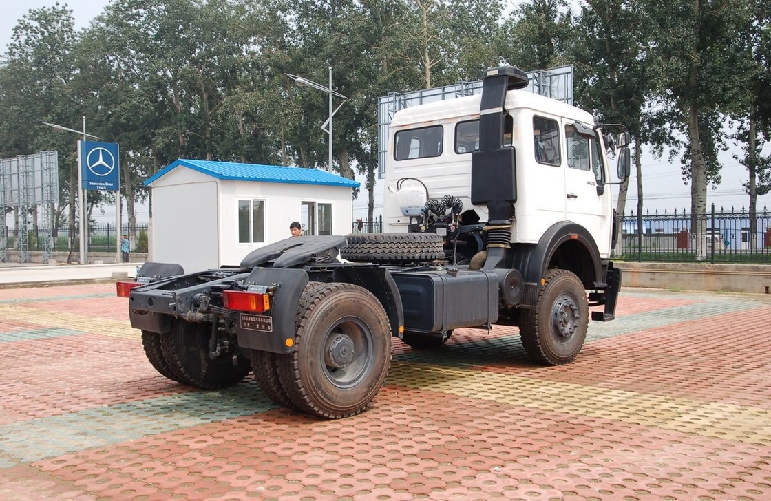 6 pneumatici usati camion di medie dimensioni 4 * 2 Beiben testa trattore 300 CV tetto piatto Euro 3