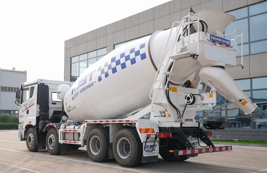 Camion di miscelazione del calcestruzzo Jiefang 8*4 modalità di guida Camion di calcestruzzo usato 7,74 cubo tetto piatto