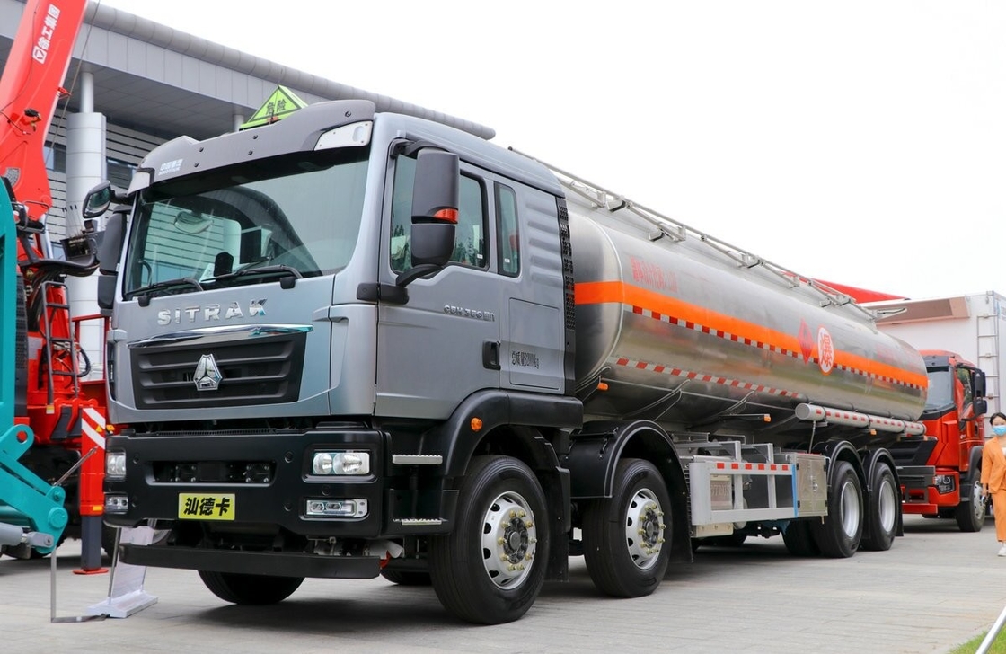Camioni pesanti usati Camionino petrolifero di seconda mano Cisterna di petrolio 8*4 Modalità di guida 26 Cubici 4 assi