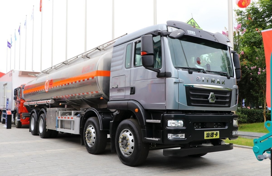 Camioni pesanti usati Camionino petrolifero di seconda mano Cisterna di petrolio 8*4 Modalità di guida 26 Cubici 4 assi