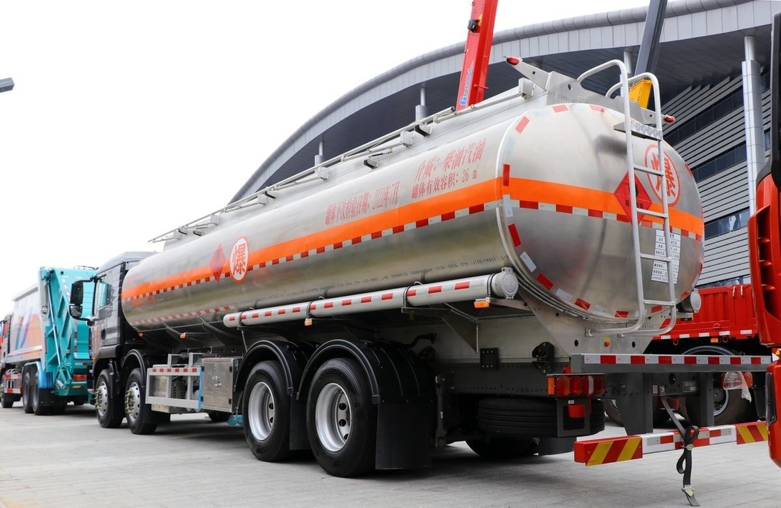 Camioni pesanti usati Camionino petrolifero di seconda mano Cisterna di petrolio 8*4 Modalità di guida 26 Cubici 4 assi