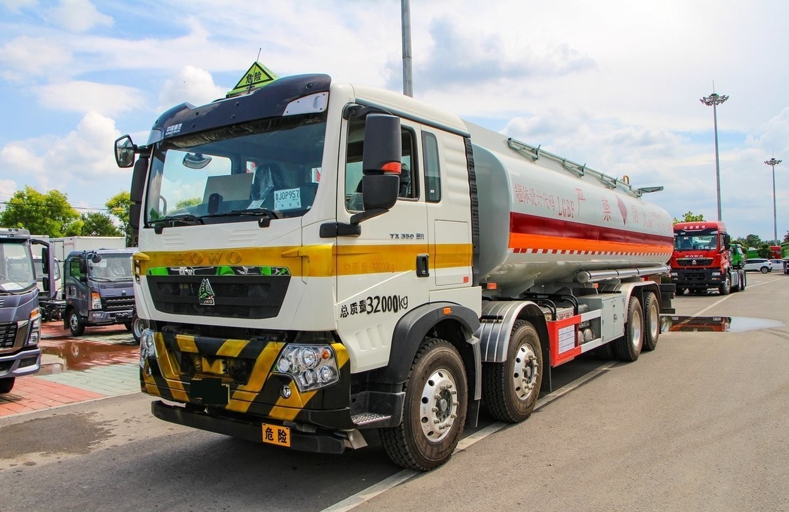 8*4 HOWO Cisterna petrolifera usata Camione 350 CV Cabina singola e mezza 30m3