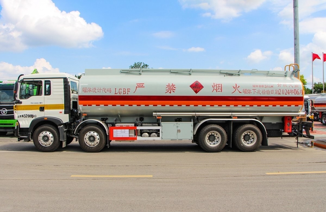 8*4 HOWO Cisterna petrolifera usata Camione 350 CV Cabina singola e mezza 30m3