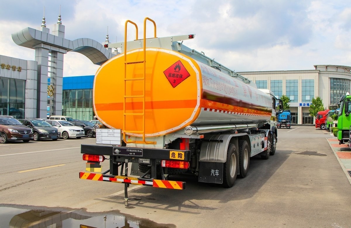 8*4 HOWO Cisterna petrolifera usata Camione 350 CV Cabina singola e mezza 30m3