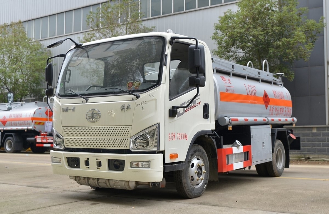 Piccolo petroliere usato da 5 cubi 4*2 Jiefang Fuel Tanker Truck Doppi pneumatici posteriori