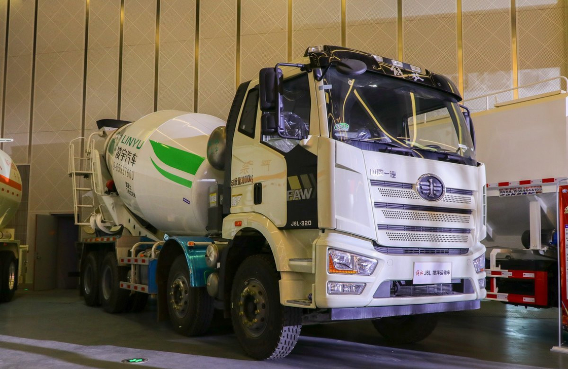 Camion di miscelazione del calcestruzzo FAW J6L Modello 8*4 Modalità di guida 8 Cisterna cubica 320 CV 4 assi