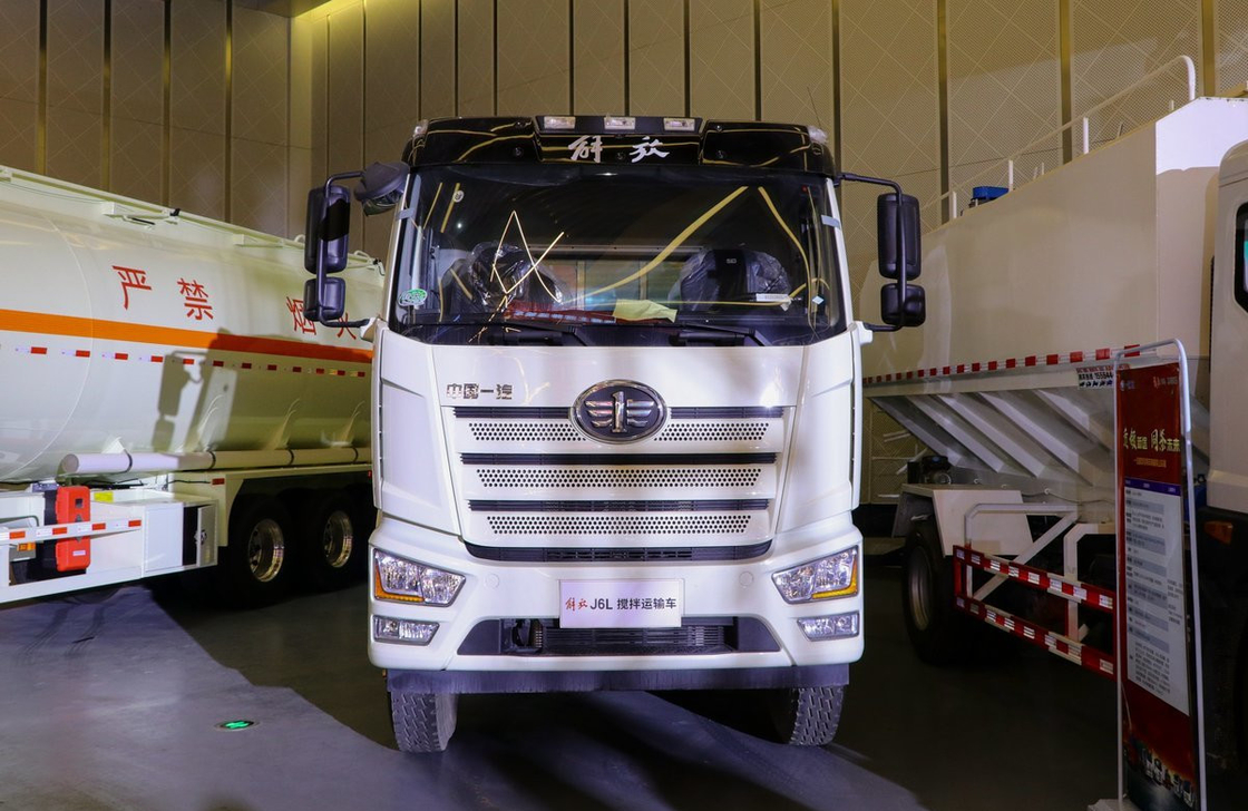Camion di miscelazione del calcestruzzo FAW J6L Modello 8*4 Modalità di guida 8 Cisterna cubica 320 CV 4 assi